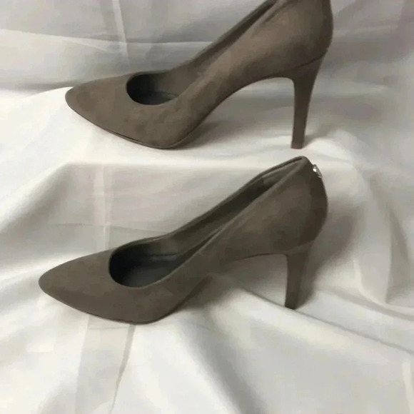 BCBGENERATION WO SZ 7 TAUPE SUEDE PUMPS 4” HEEL - Picture 12 of 13